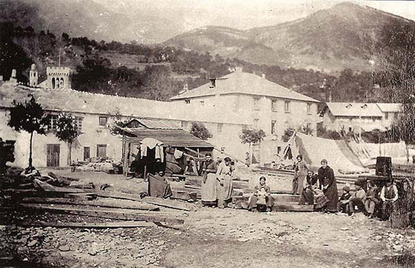 Donne in strada ad Arenzano subito dopo il terremoto nel 1887