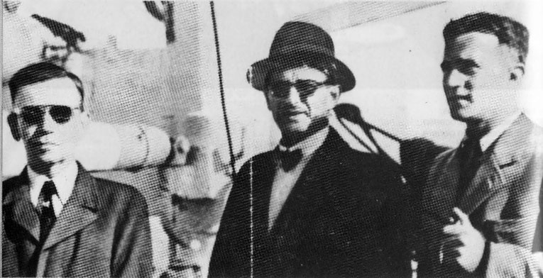 Eichmann, al centro, insieme a due passeggeri sconosciuti