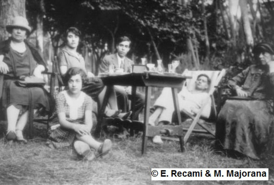 Ettore Majorana, al centro della foto, durante una gita in campagna negli anni trenta insieme ai suoi famigliari