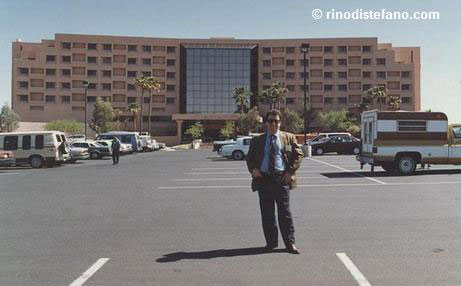 Rino Di Stefano davanti all'Hotel Hilton di Tucson dove si è svolto il Congresso