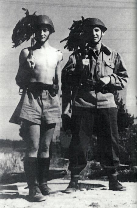 1944. Due bersaglieri del battaglione «Mameli» sulla Linea Gotica: Massimo Zamorani, a sinistra, e Giorgio Tonacchera.