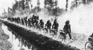 Una colonna di bersaglieri durante la Prima Guerra Mondiale
