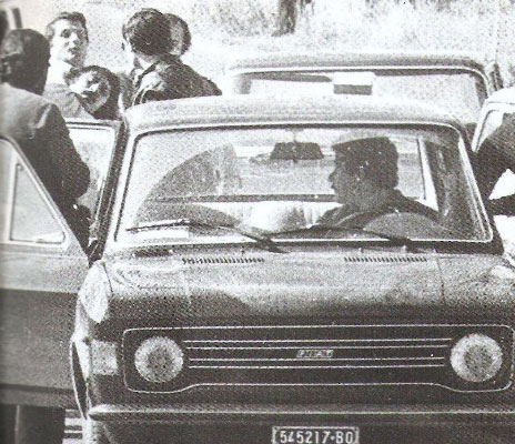 8 settembre 1974. L'arresto di Renato Curcio, alla guida della Fiat 128, e di Alberto Franceschini, l'uomo con i baffi bloccato dai carabinieri in borghese del Nucleo Speciale Antiterrorismo