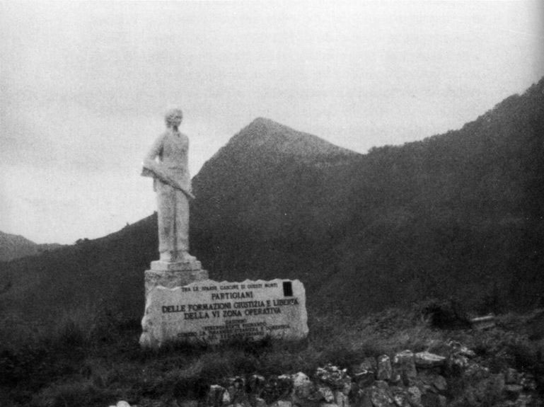 Il monumento dedicato ai partigiani di "Giustizia e Libertà" al passo di Santo Berto sopra il vallone della Tecosa