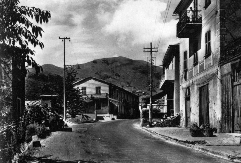 Una foto di Bargagli com'era negli anni '40. A destra, la palazzina dove abitava Carmine Scotti