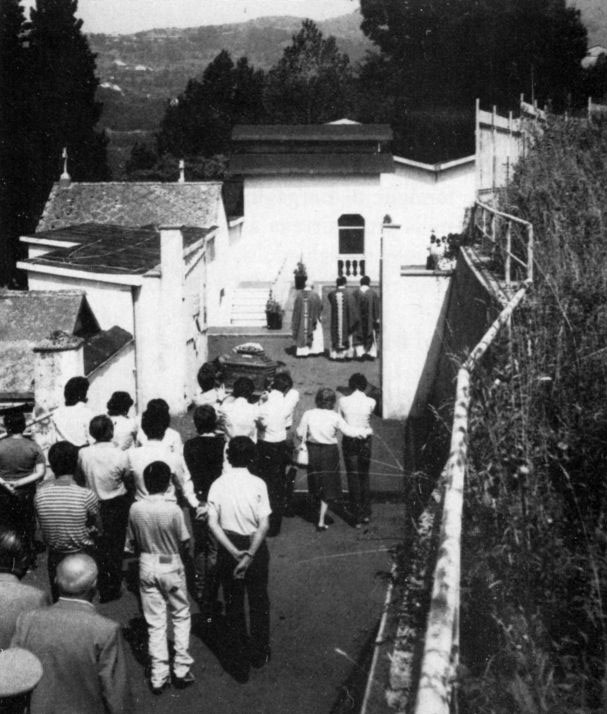 Il funerale di una delle tante vittime di Bargagli nel cimitero del paese