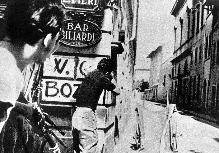 Gruppi partigiani durante una battaglia nel centro di una città