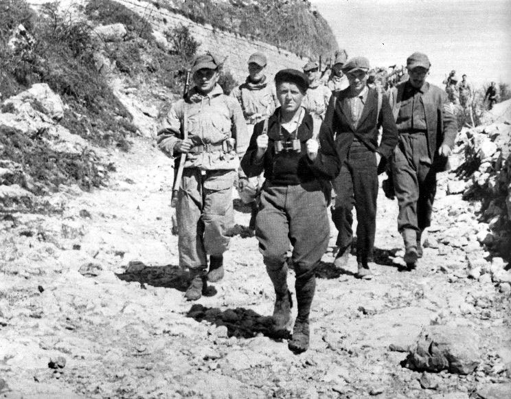 Partigiani durante una marcia di trasferimento da una località all'altra dell'Appennino per preparare un'azione militare contro le forze nazi-fasciste