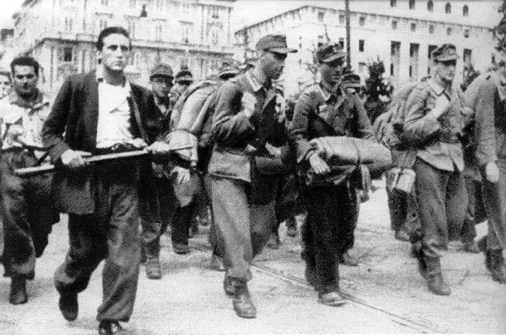 Le truppe tedesche, scortate dai partigiani sfilano disarmate nel centro di Genova