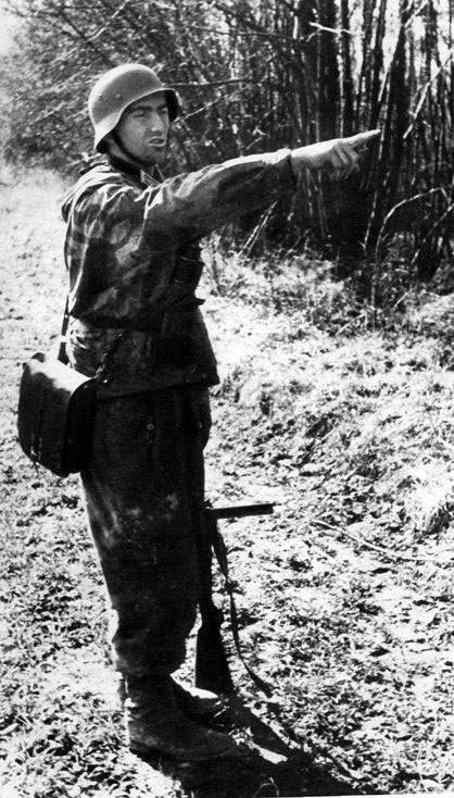 Un soldato dell'esercito tedesco durante un rastrellamento sui monti