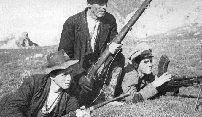 Partigiani in azione durante un rastrellamento di tedeschi sull'Appennino