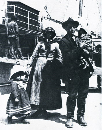 Famiglia di emigranti all'imbarco a Genova nel 1894