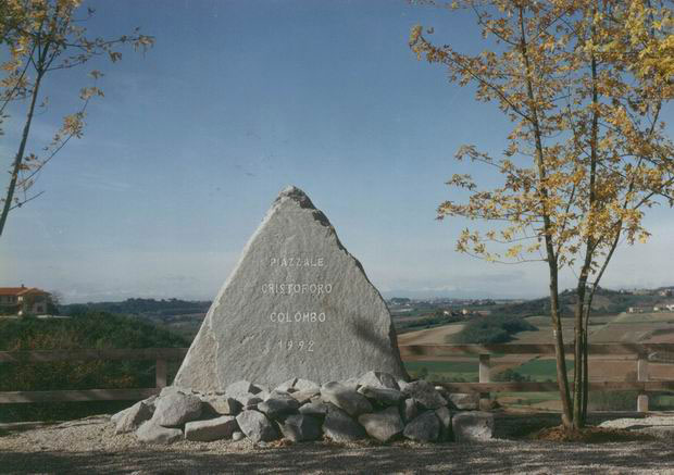 Il monumento a Colombo sulla piazza di Cuccaro