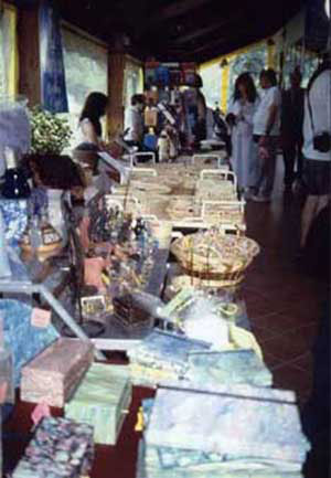 Il mercatino sotto i portici di Damanhur