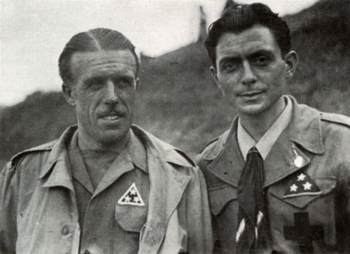 Una croce sulla casacca per don Berto Ferrari, qui fotografato insieme a "Battista", comandante partigiano della Brigata Balilla