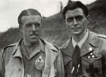 Una croce sulla casacca per don Berto Ferrari, qui fotografato insieme a "Battista", comandante partigiano della Brigata Balilla