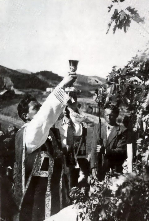 Don Berto mentre celebra all'aperto una Messa di suffragio per i partigiani caduti