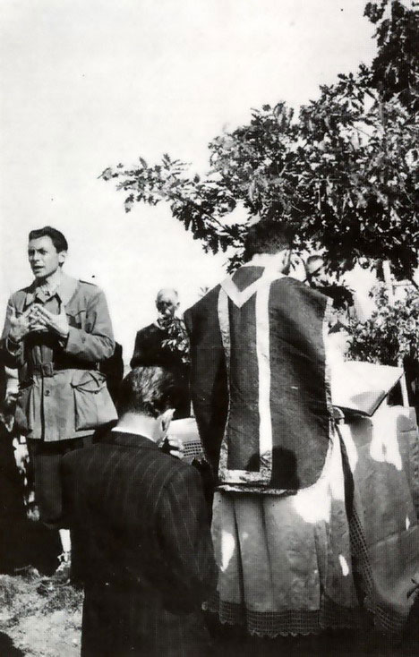 Don Berto mentre tiene un sermone durante una Messa all'aperto celebrata insieme ad un altro sacerdote