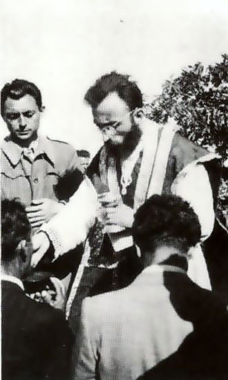 Don Berto e un altro sacerdote somministrano la Comunione ai partigiani durante la Pasqua