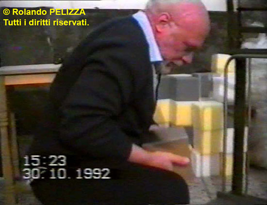 Pelizza mentre pone il cubo d'oro sulla bilancia