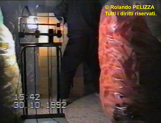 Pelizza mentre sistema uno dei cubi d'oro sulla pila