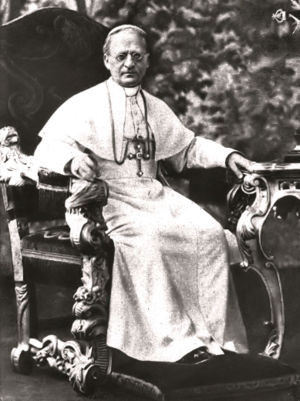 Pio XI che, secondo il racconto di Mussolini, avrebbe convinto Marconi a distruggere la sua invenzione