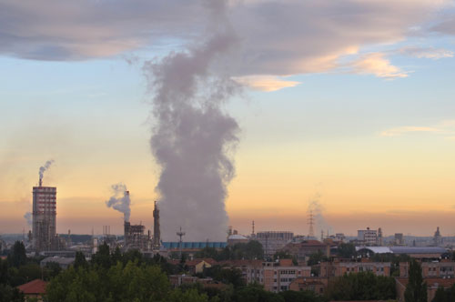 Il polo chimico di Ferrara all'alba (immagine di repertorio) [Fonte: Wikipedia]