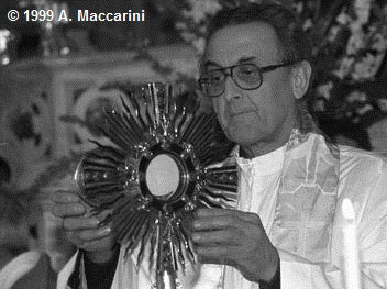 Don Giuseppe Capra durante la Messa