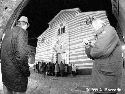 Fedeli in attesa davanti alla chiesa di Santa Maria in Fontibus