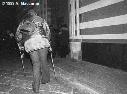 Un fedele si avvia verso la Messa di Don Capra