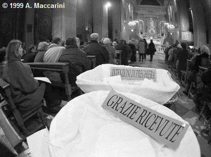 La chiesa affollata di fedeli per la Messa di Don Capra