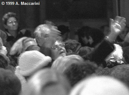 L'invocazione dei fedeli durante la Messa di Don Capra