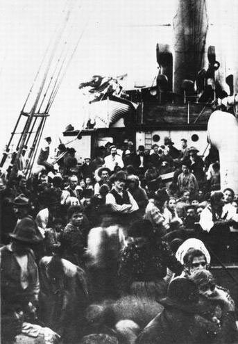 Un bastimento pieno di emigranti nei primi anni del 1900