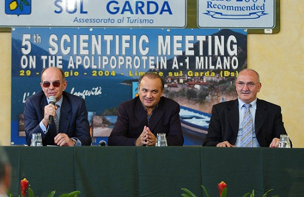Il professor Sirtori (col microfono) al quinto congresso scientifico internazionale di Limone sul Garda
