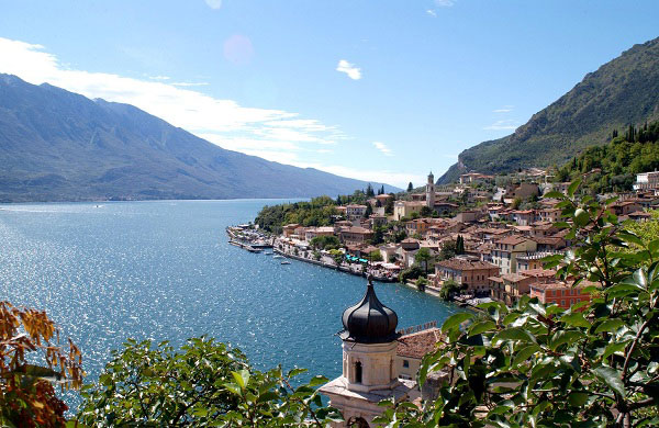 Una panoramica di Limone sul Garda