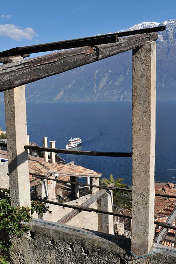 Una veduta dalla antica limonaia di Limone sul Garda