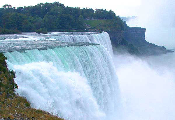 Le cascate del Niagara (Foto: utente Decumanus su Wikipedia)