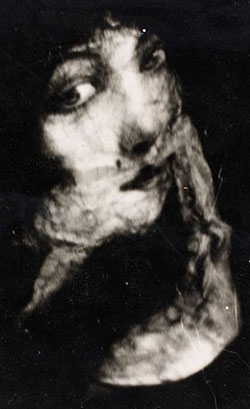 Una donna fantasma fotografata durante una seduta medianica a Parigi nel febbraio 1918