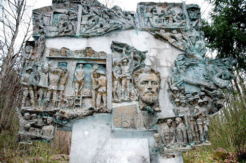 Il monumento che Rovegno, in Val Trebbia, ha dedicato alla memoria di Gastaldi e dei partigiani