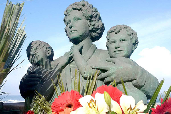 Il monumento che il Comune di Pizzolungo ha dedicato a Barbara Rizzo e ai suoi gemelli