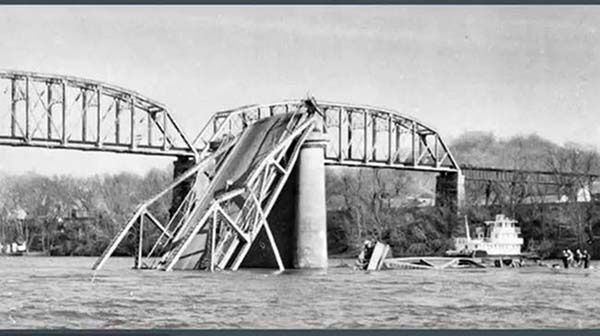 Il Silver Bridge dopo il crollo del 1967