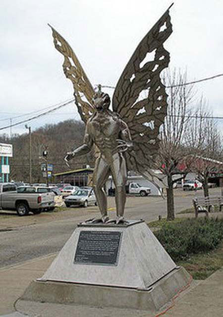 La statua del Mothman a Point Pleasant nel West Virginia