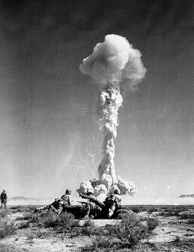 Soldati statunitensi durante un'esplosione atomica nel Nevada
