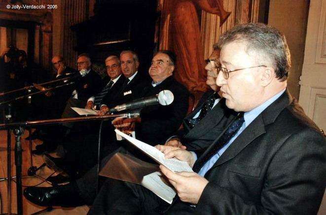 L'autore mentre presenta il libro. Alla sua destra il dottor Giovanni Novi, Don Gianni Baget Bozzo, l'ingegner Davide Viziano, l'On. Prof. Bruno Orsini, il prof. Piergiorgio Alberti e il dottor Giovanni Berneschi
