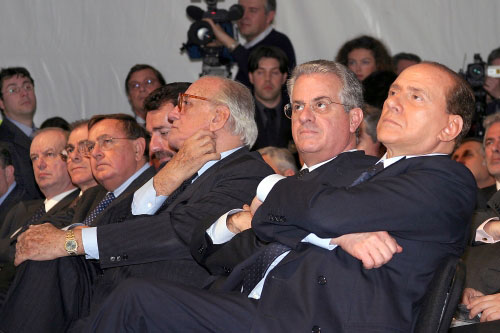 Claudio Scajola tra Alfredo Biondi e Silvio Berlusconi durante una manifestazione