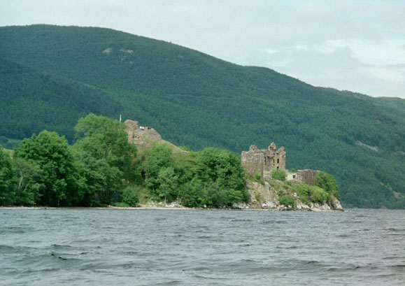 Rovine di un castello sul lago di Loch Ness