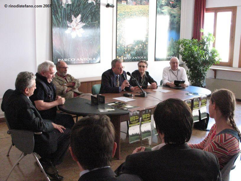 LA TAVOLA ROTONDA del convegno "Ufo: mito o realtà?". Da sinistra: Roberto Pinotti, Piero Zanfretta, Mauro Moretti, Rino Di Stefano, Emy Balbi e Antonio Nucchi