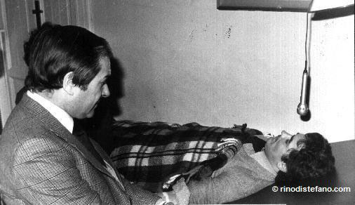 Il prof. Rolando Marchesan durante il trattamento ipnotico col Pentotal su Zanfretta