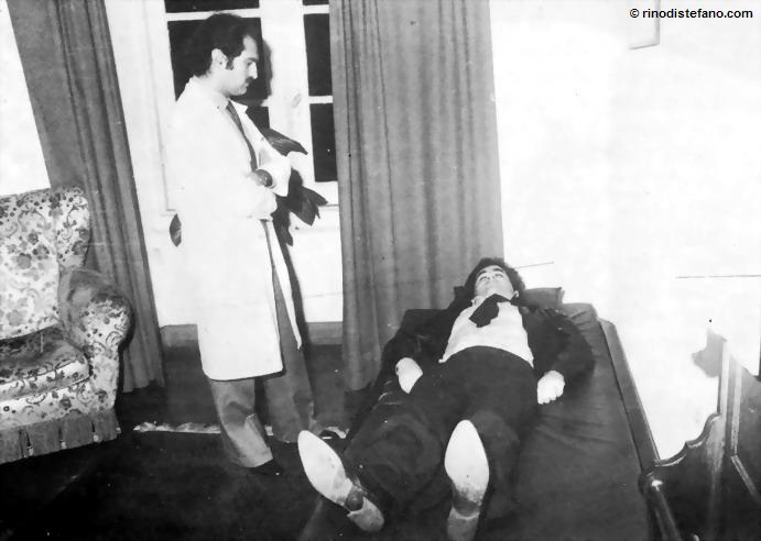 Il dottor Mauro Moretti mentre sottopone Zanfretta ad una ipnosi nel 1979