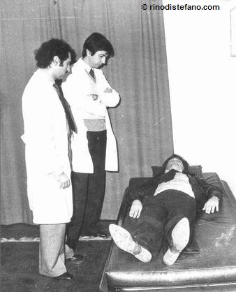 Zanfretta in ipnosi. In piedi il dottor Mauro Moretti e il suo assistente Angelo Massa